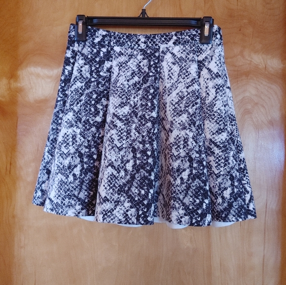 Black and white patterned skirts, multiple (3) - Picture 4 of 4